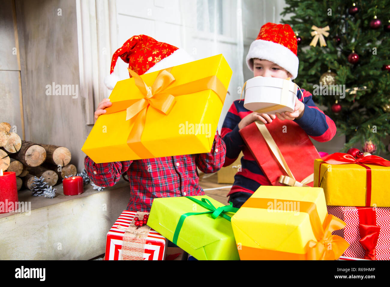 Natale bambino con la presente casella. Foto Stock