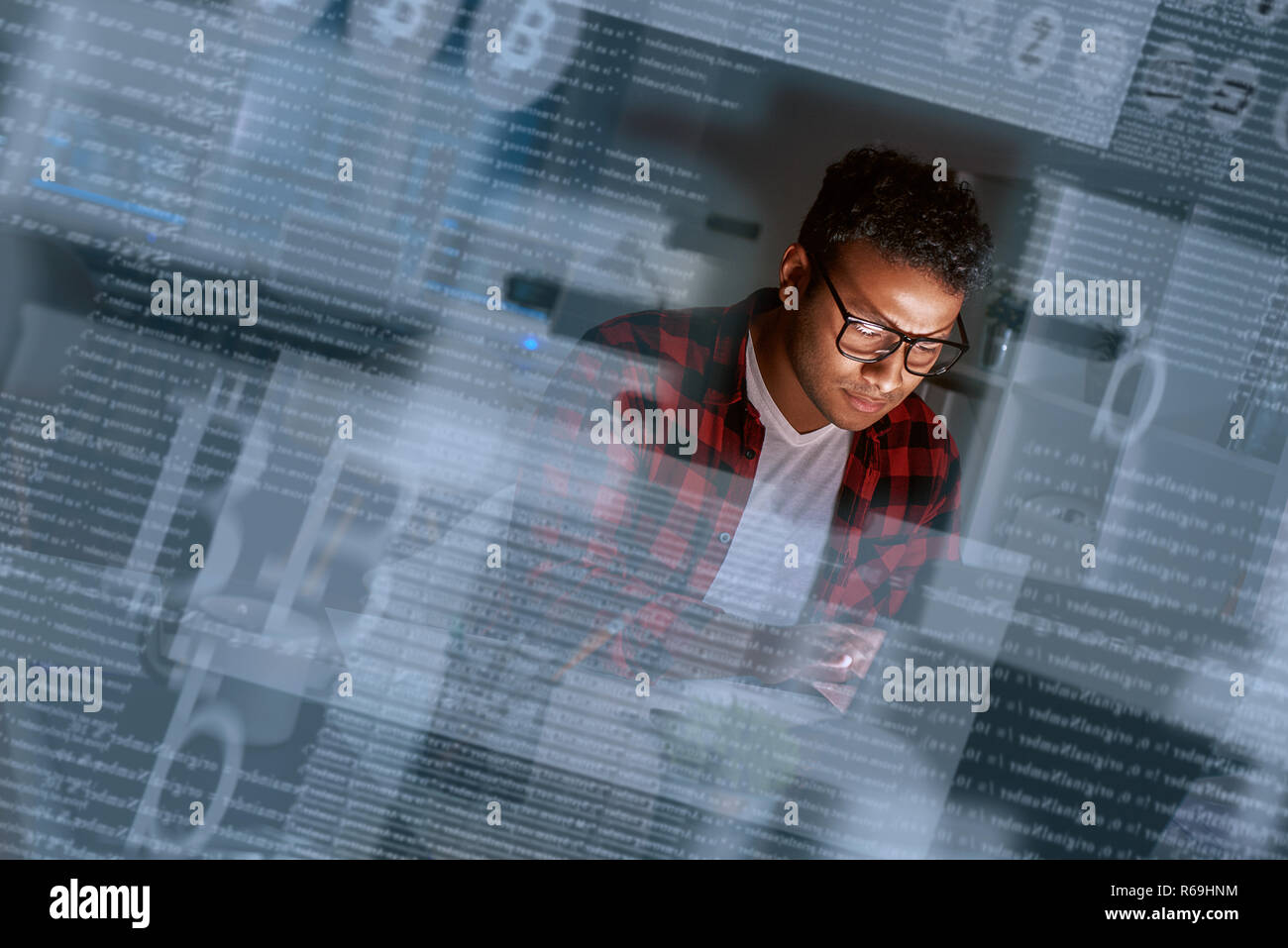 Programmatore di giovani pensando di ICO e moneta offerta di successo Foto Stock