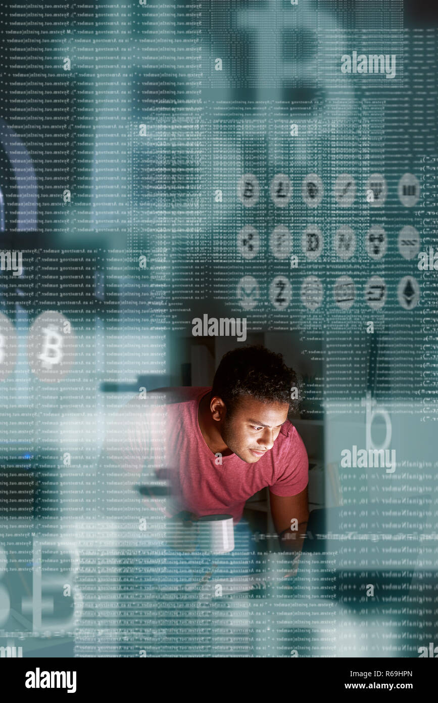 Giovane programmatore indiano pensando a come ottenere più cryptocurrency Foto Stock