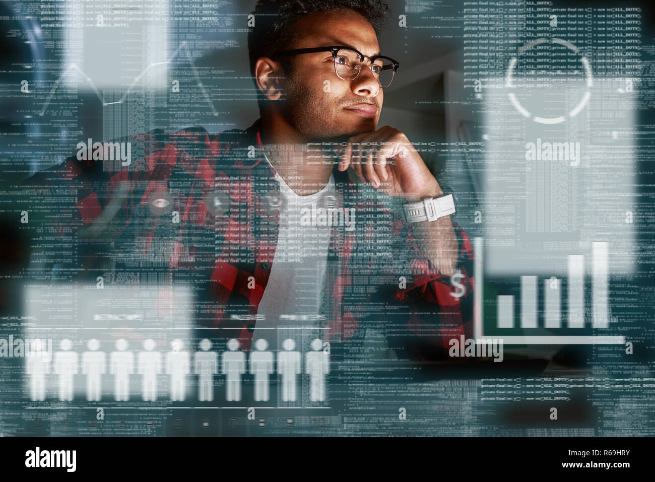 Giovani indiani concentrato SEO specialist guardando oltre la conversione di pubblicità Foto Stock