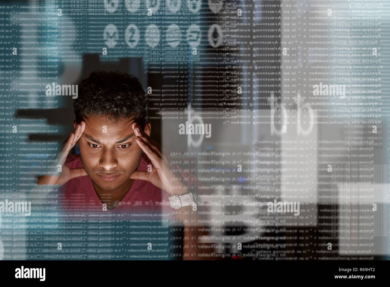 Close-up di giovani indiani programmatore pensando a come ottenere più cryptocurrency Foto Stock