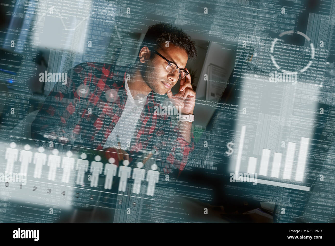 Giovani indiani concentrato SEO specialist guardando oltre la conversione di pubblicità Foto Stock