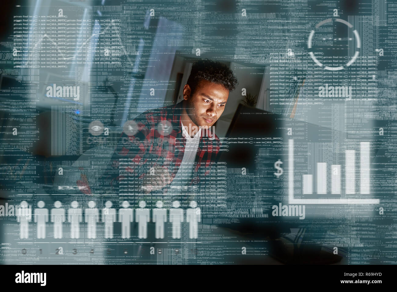 Giovani indiani concentrato PPC specialist guardando oltre la conversione di pubblicità Foto Stock