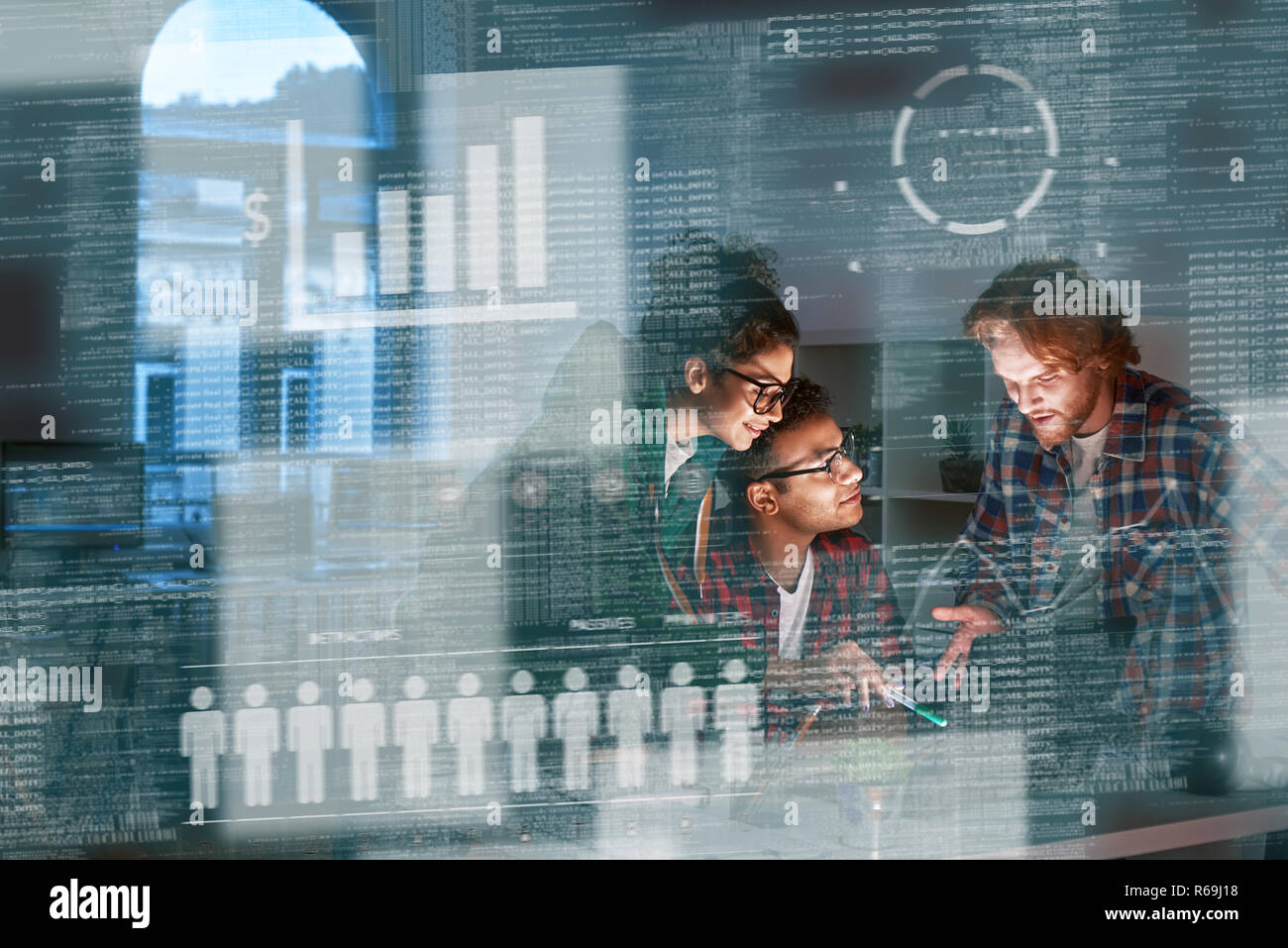 Giovane team di marketing sono alla ricerca sui dati Foto Stock