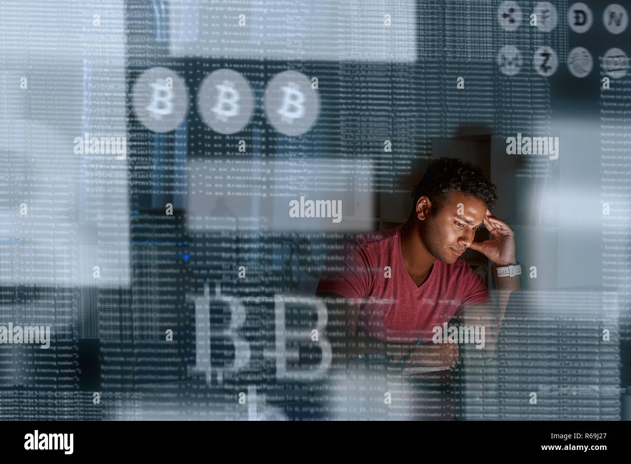 Giovane programmatore indiano pensando a come ottenere più cryptocurrency Foto Stock