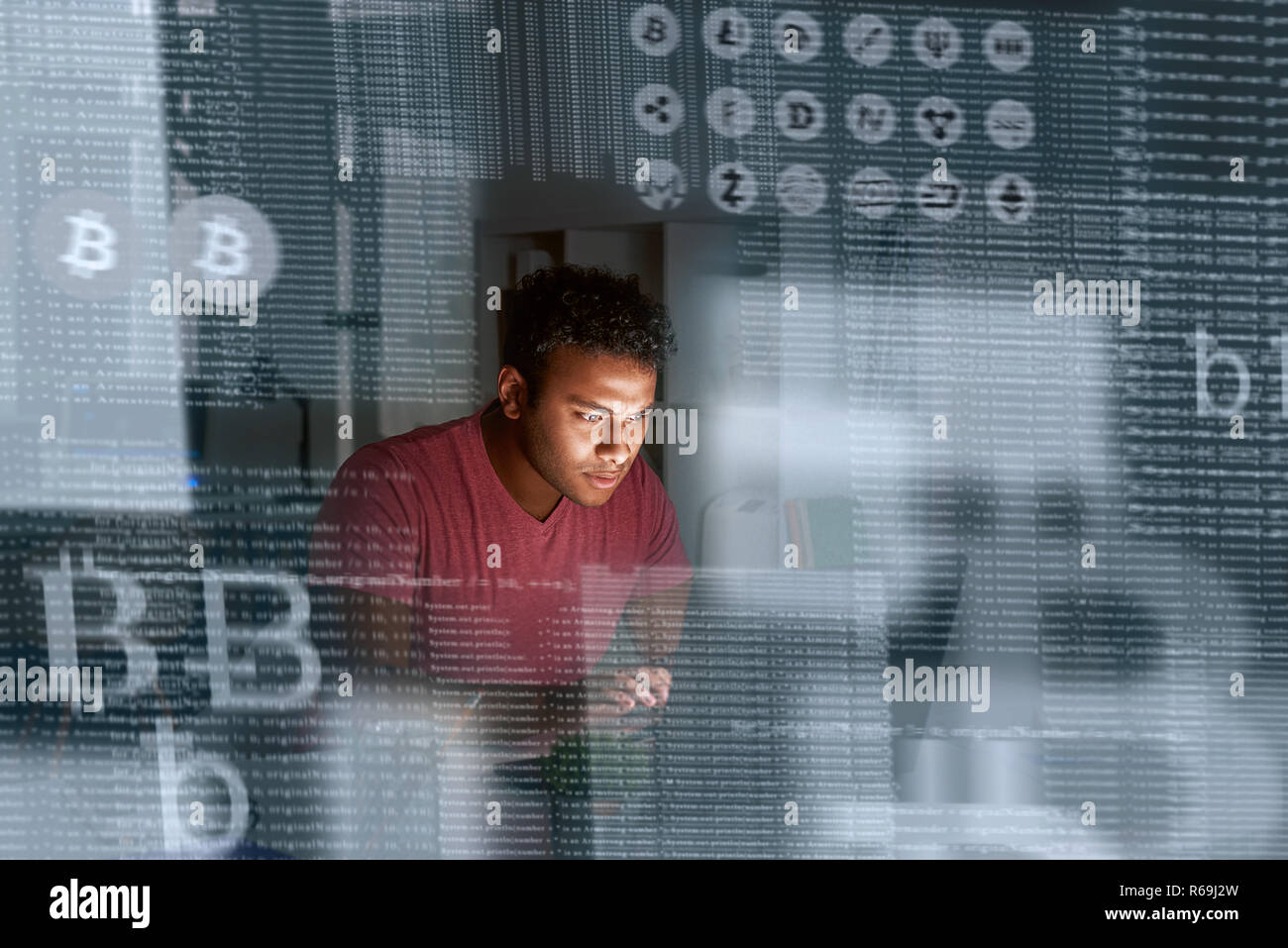 Giovane programmatore indiano pensando a come ottenere più cryptocurrency Foto Stock