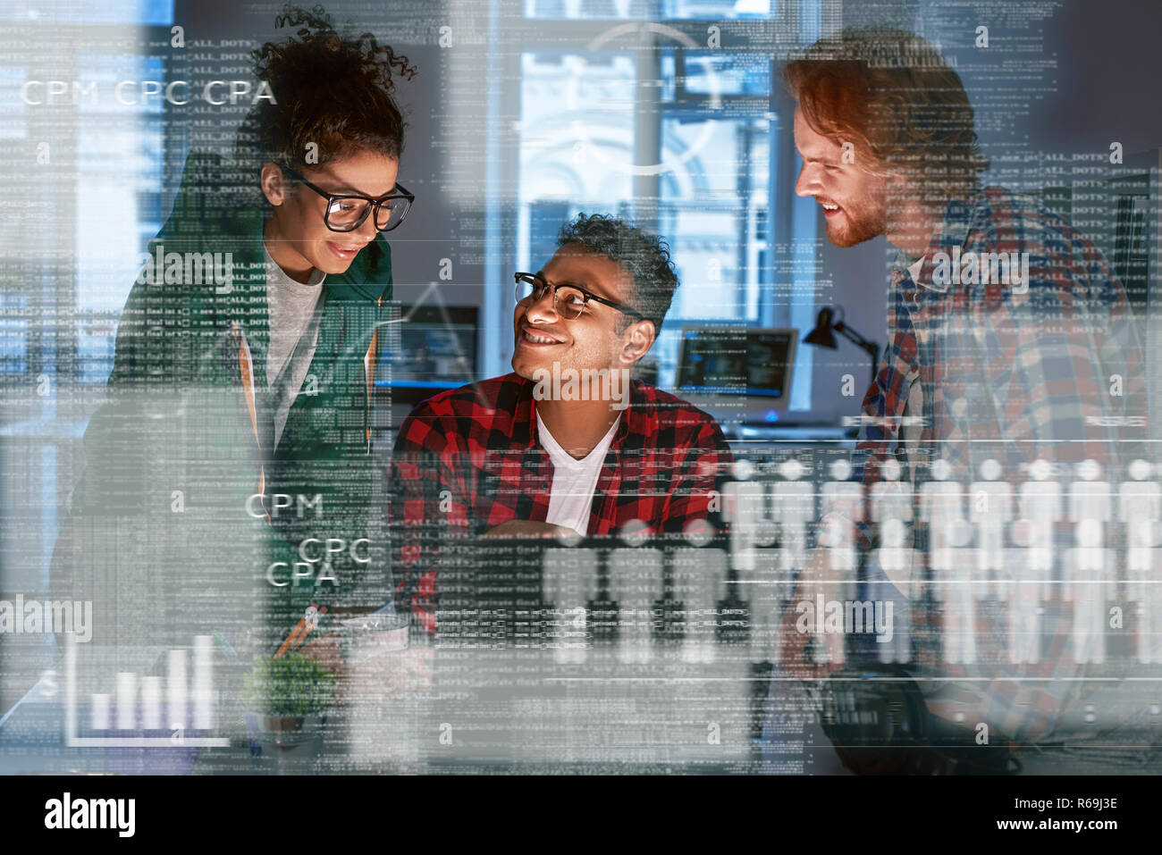 Giovane team di marketing sono alla ricerca sui dati Foto Stock