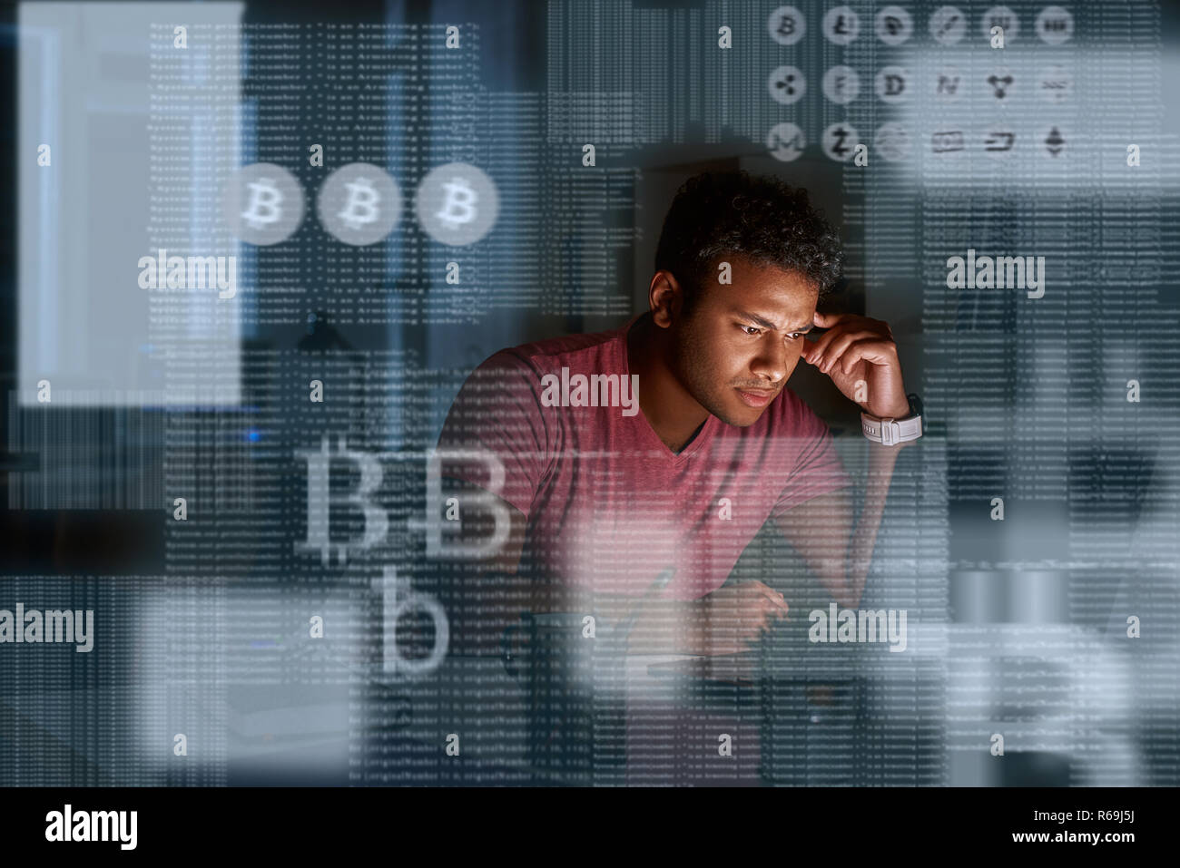 Giovane programmatore indiano pensando a come ottenere più cryptocurrency Foto Stock