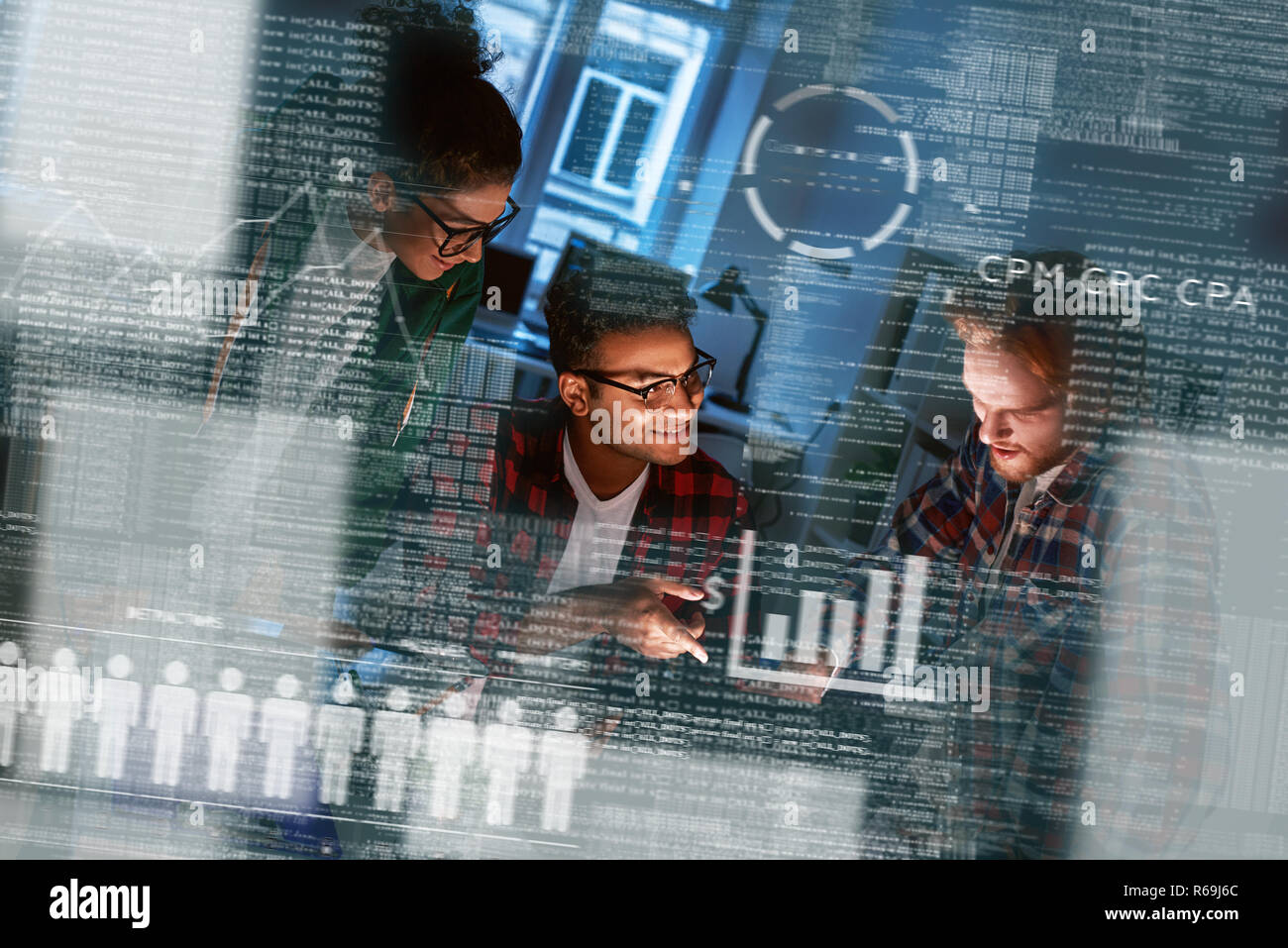 Giovane team di marketing sono alla ricerca sui dati Foto Stock