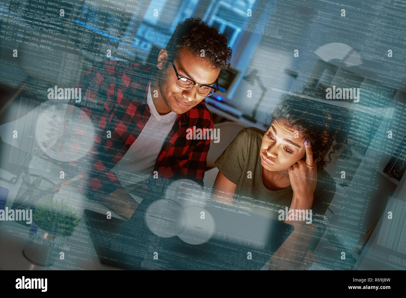 Giovani indiani concentrato gli analisti dati guardando oltre i dati Foto Stock