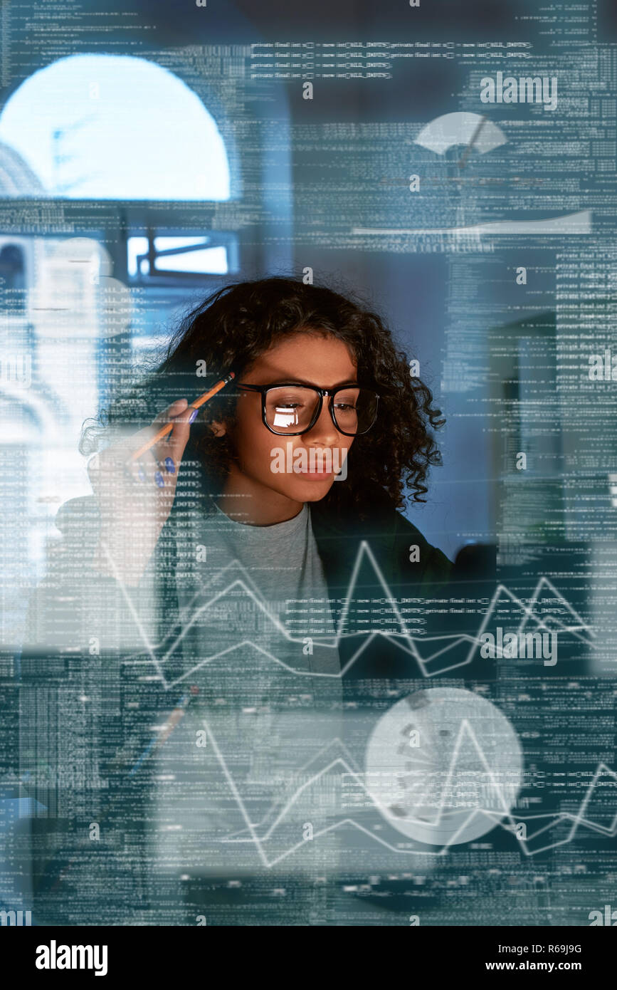 Giovane donna sta pensando di statistiche Foto Stock