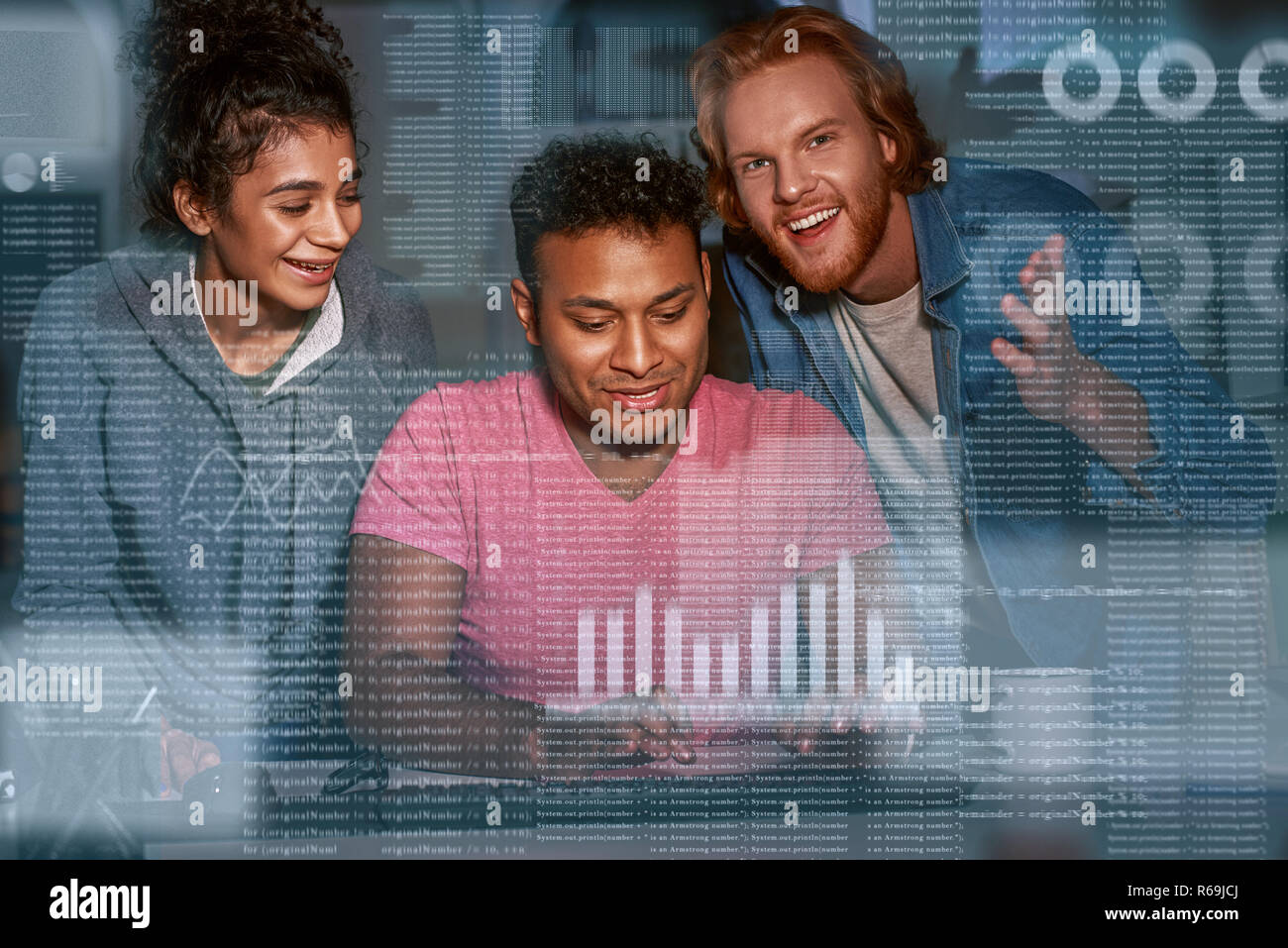 Giovane team di marketing sono ore di lavoro straordinario di lavoro sul progetto Foto Stock