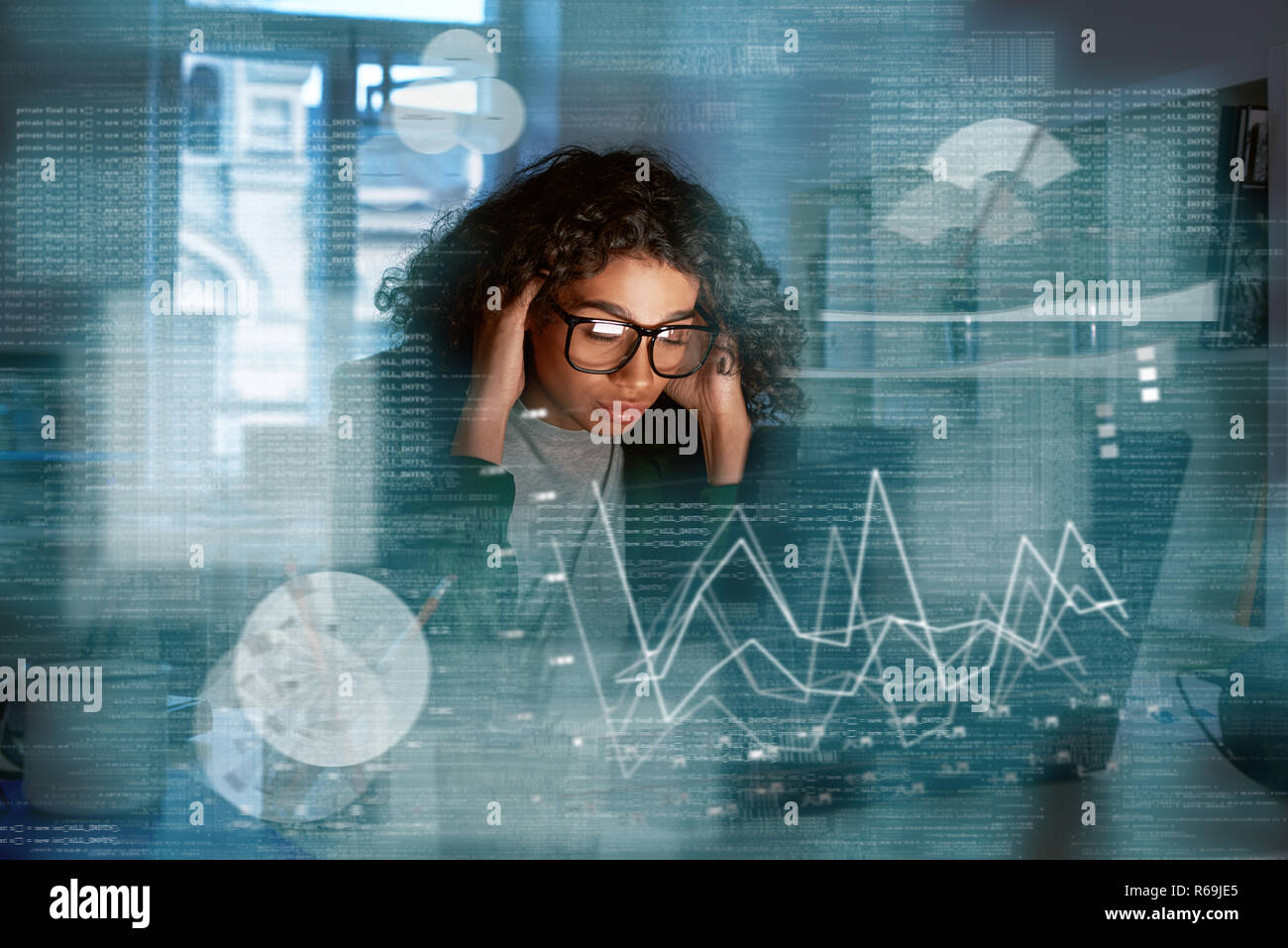 Giovane donna sta pensando di statistiche Foto Stock