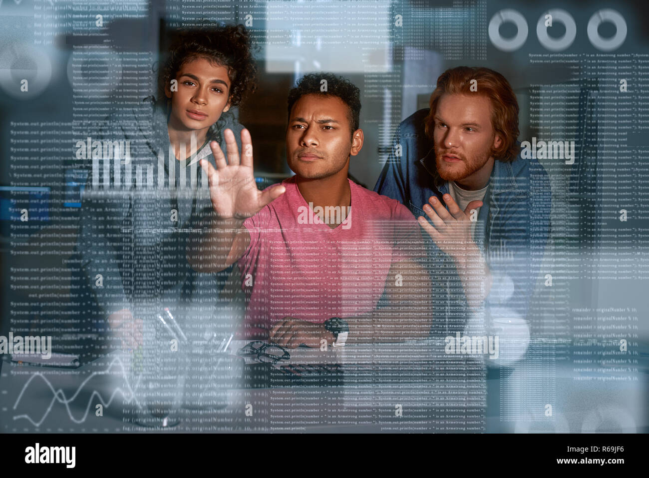 Giovane team di analisti di dati sono alla ricerca sui dati Foto Stock