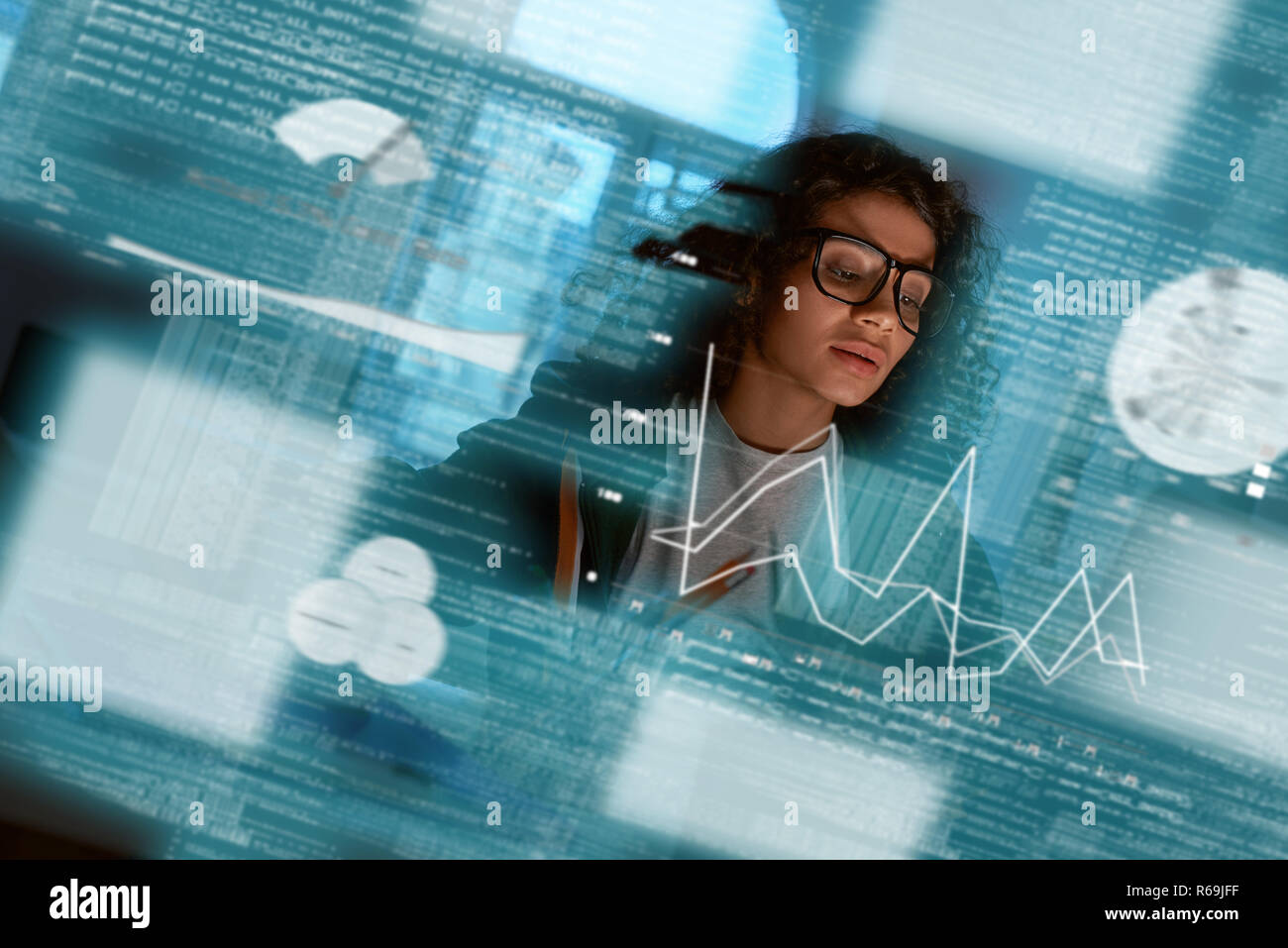 Giovane donna sta pensando di statistiche Foto Stock