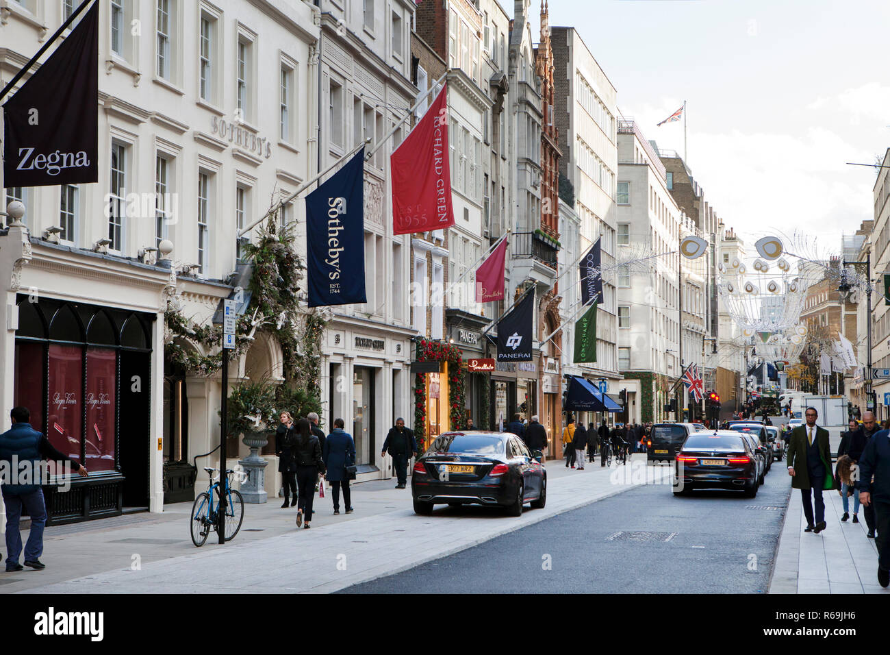 LONDON, Regno Unito - Novembre 30th, 2018: persone shop su occupato New Bond Street nel centro di Londra Foto Stock