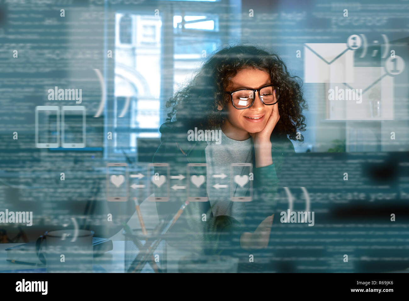 Giovane donna indiana messaggio ricevuto dalla datazione app Foto Stock