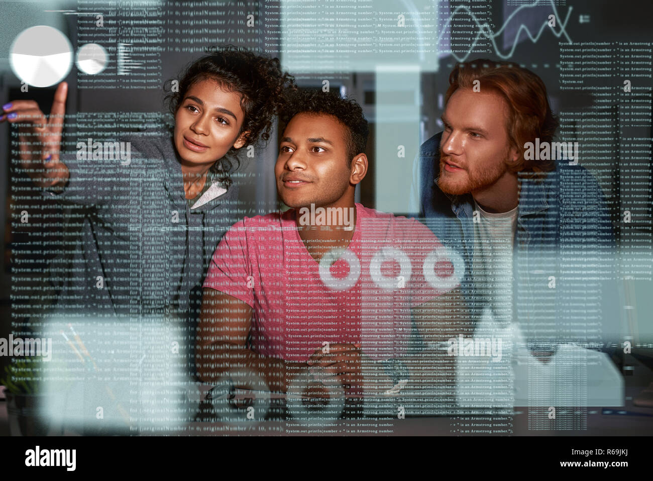 Giovane team di analisti di dati stanno andando in un infinito numero di flussi di dati Foto Stock