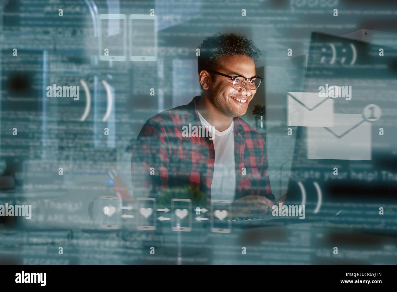 Giovani indiani uomo messaggio ricevuto dalla datazione app Foto Stock