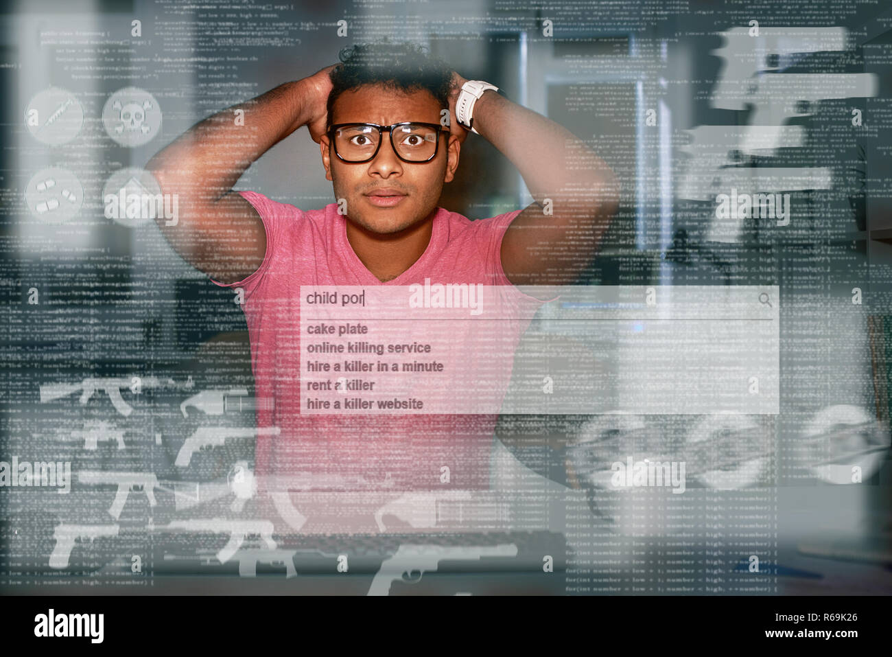 Giovane uomo indiano è scioccato di vedere nel buio net Foto Stock