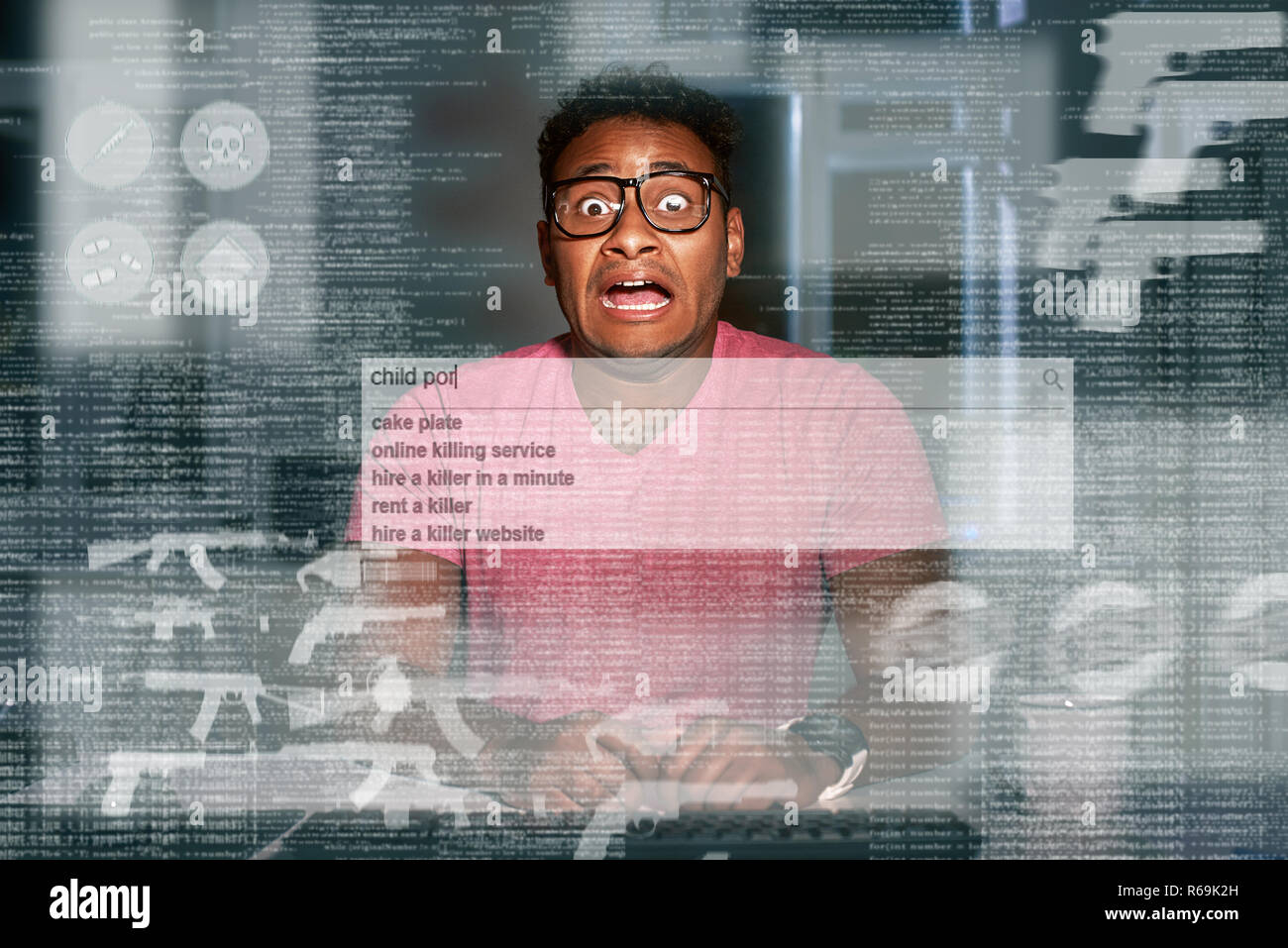 Giovane uomo indiano è scioccato di vedere nel buio net Foto Stock