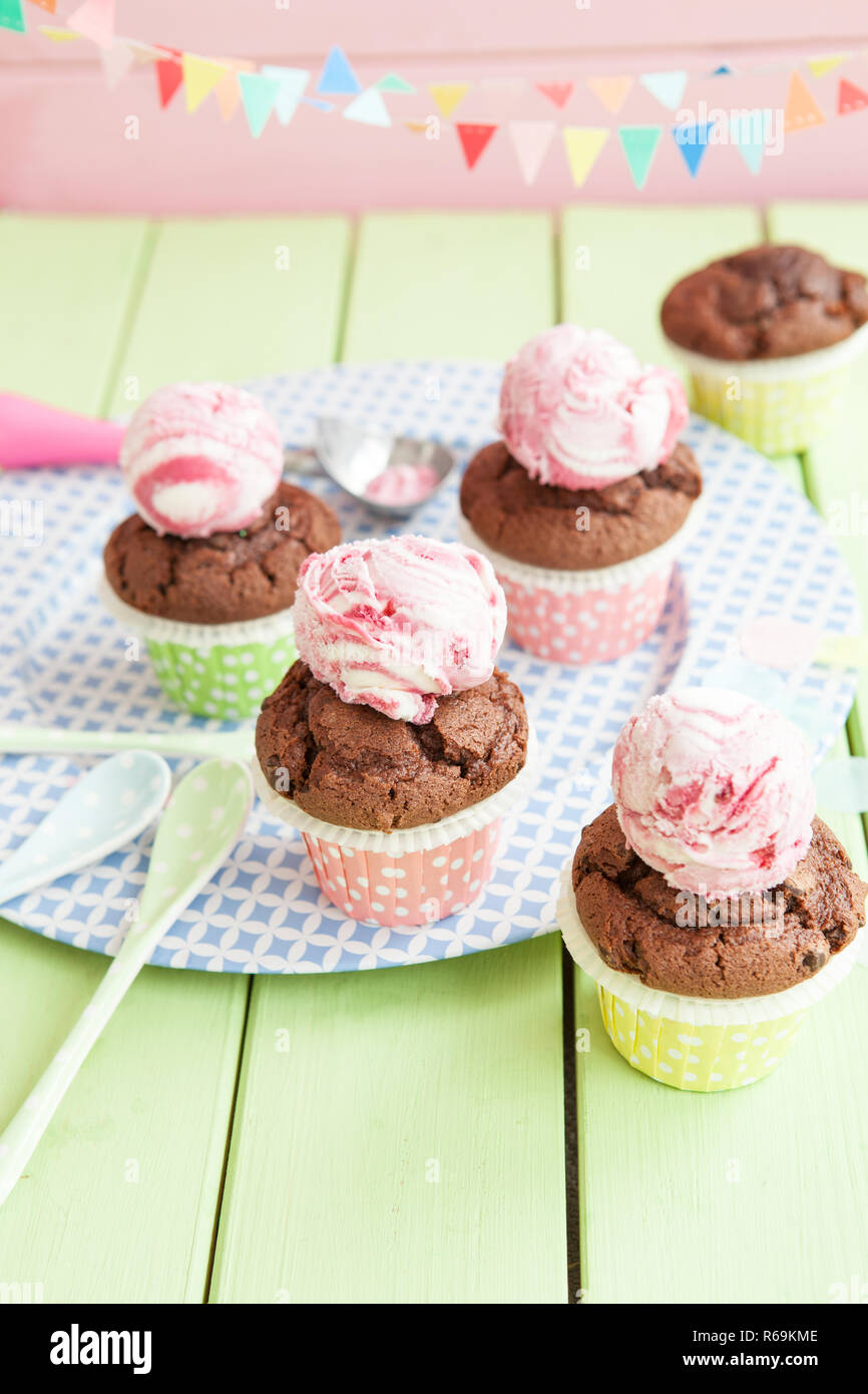 Poco muffin al cioccolato Foto Stock