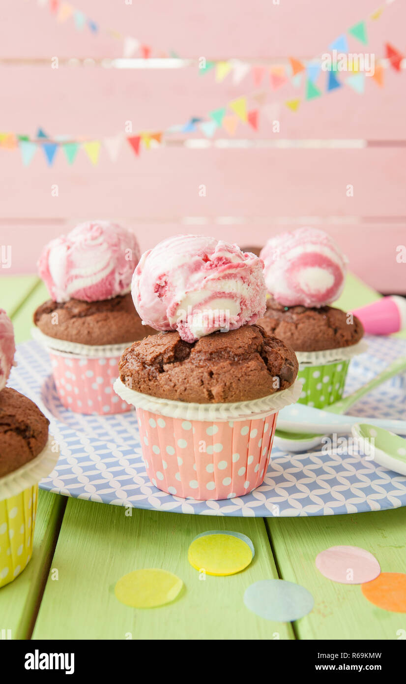 Poco muffin al cioccolato Foto Stock