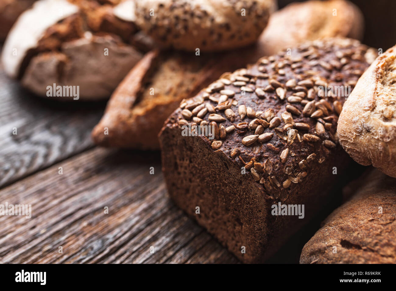 Delizioso pane fresco su sfondo di legno Foto Stock