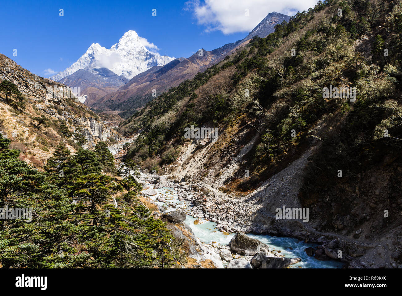 Vista di Ama Dablam e un fiume di origine glaciale, Campo Base Everest trek, Parco Nazionale di Sagarmatha, Nepal Foto Stock