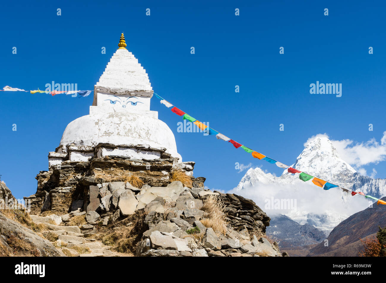 Antico stupa bianchi e bandiere di preghiera nei pressi di Pangboche con Ama Dablam in background, il Campo Base Everest trek, Parco Nazionale di Sagarmatha, Nepal Foto Stock