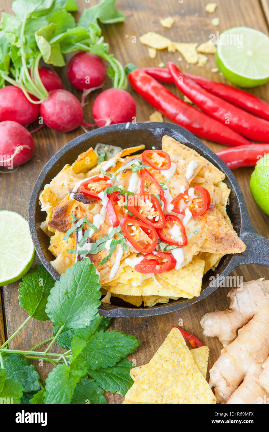 Spicy Nachos con formaggio Foto Stock