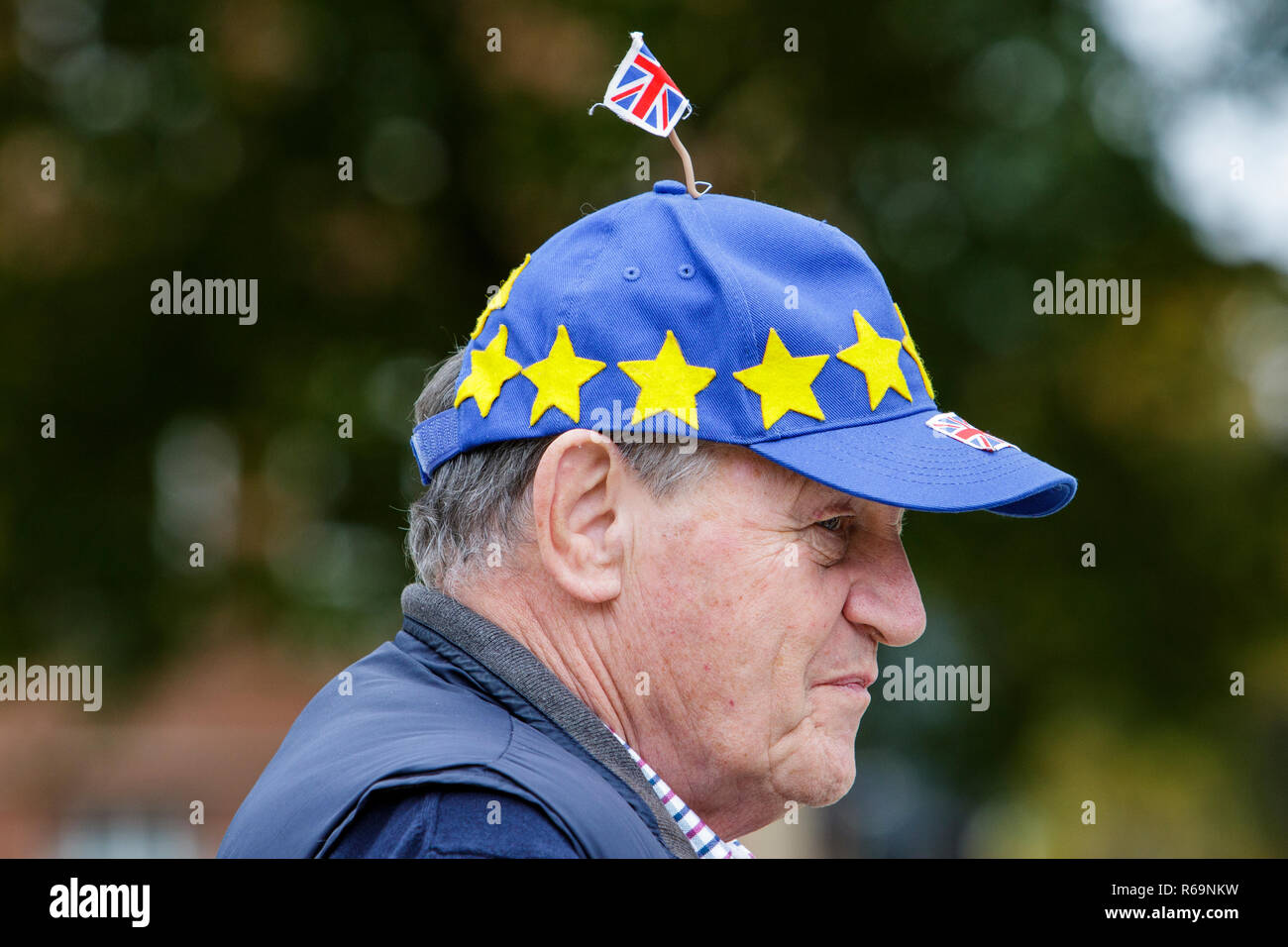 Un Pro sostenitore dell'UE indossando un UE berretto da baseball è raffigurato come egli si unisce agli altri Pro sostenitori dell'UE ad un anti Brexit protesta rally in Queens Square, Bristol Foto Stock