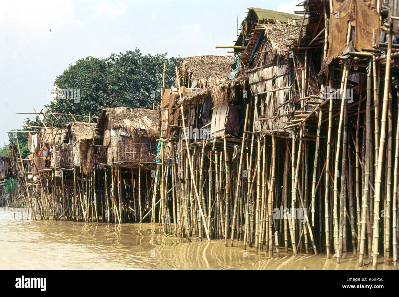 Capanne su palafitte a Calcutta, West Bengal, India Foto Stock