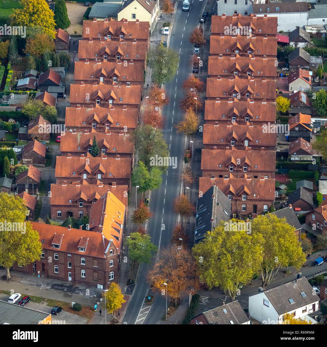Vista aerea, minatori 'case, tegole rosse, dei minatori di insediamento, case di uniforme, Kirchheller Straße, tegole rosse, Gladbeck Foto Stock