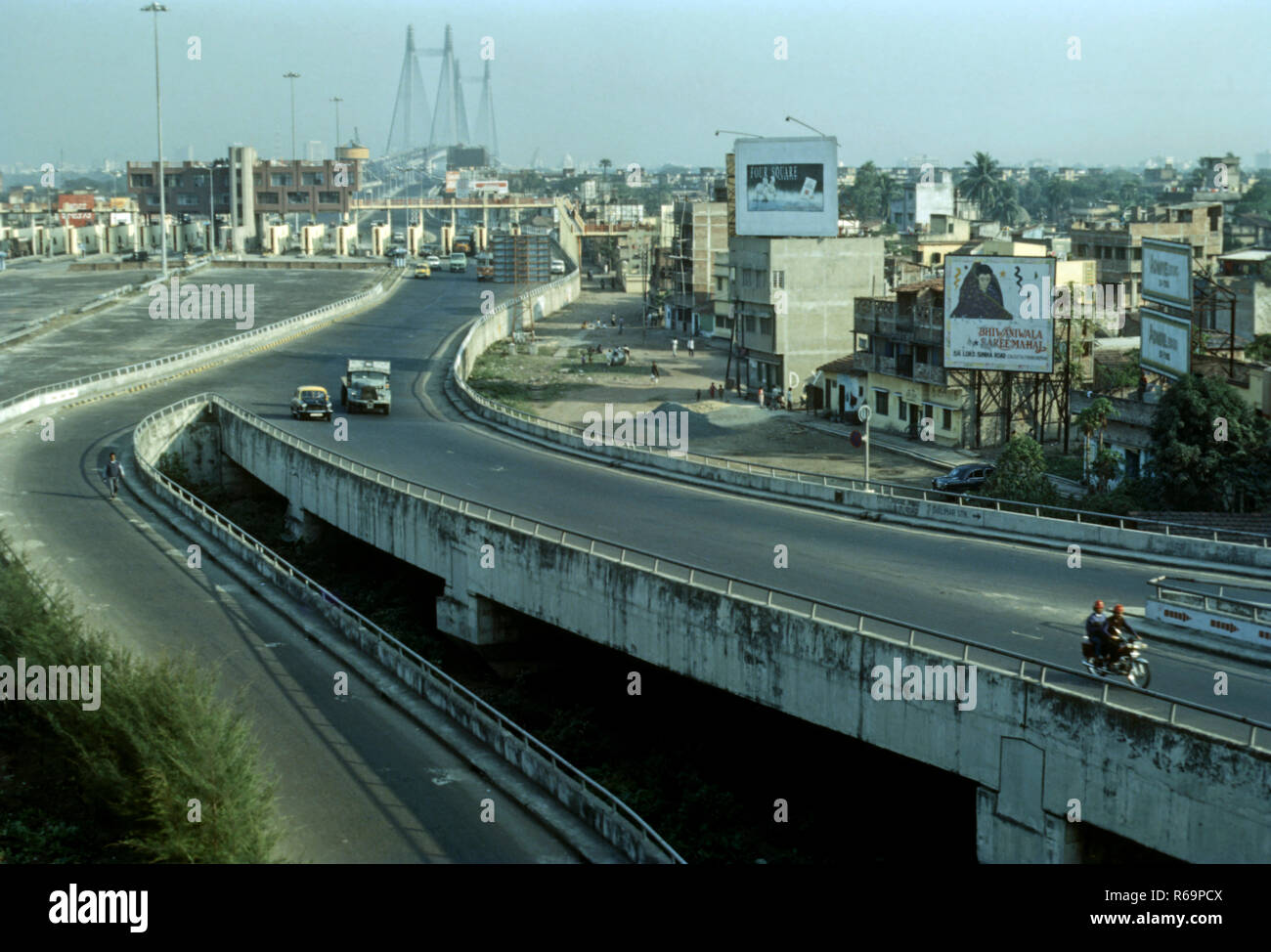 Strada di avvicinamento al secondo ponte hooghly, Calcutta, West Bengal, India Foto Stock