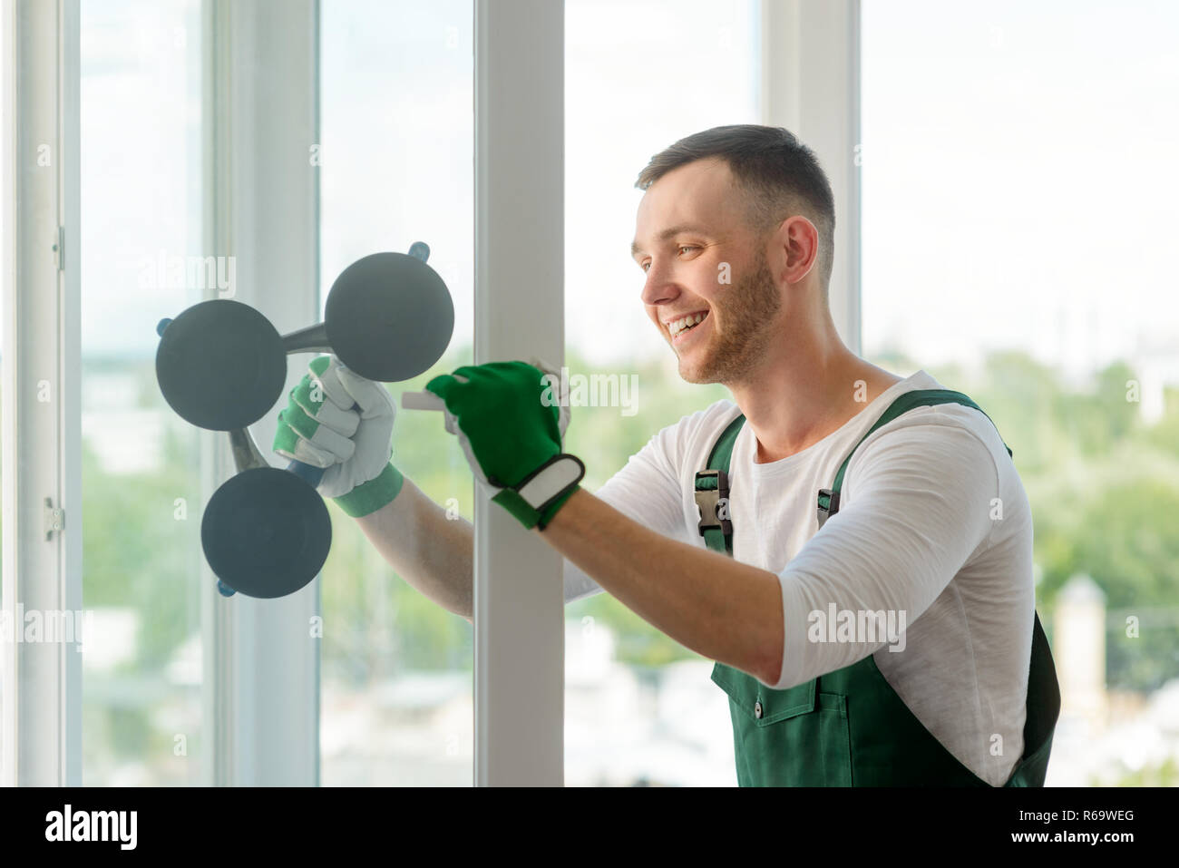 L'uomo l'installazione di un'unità finestra Foto Stock