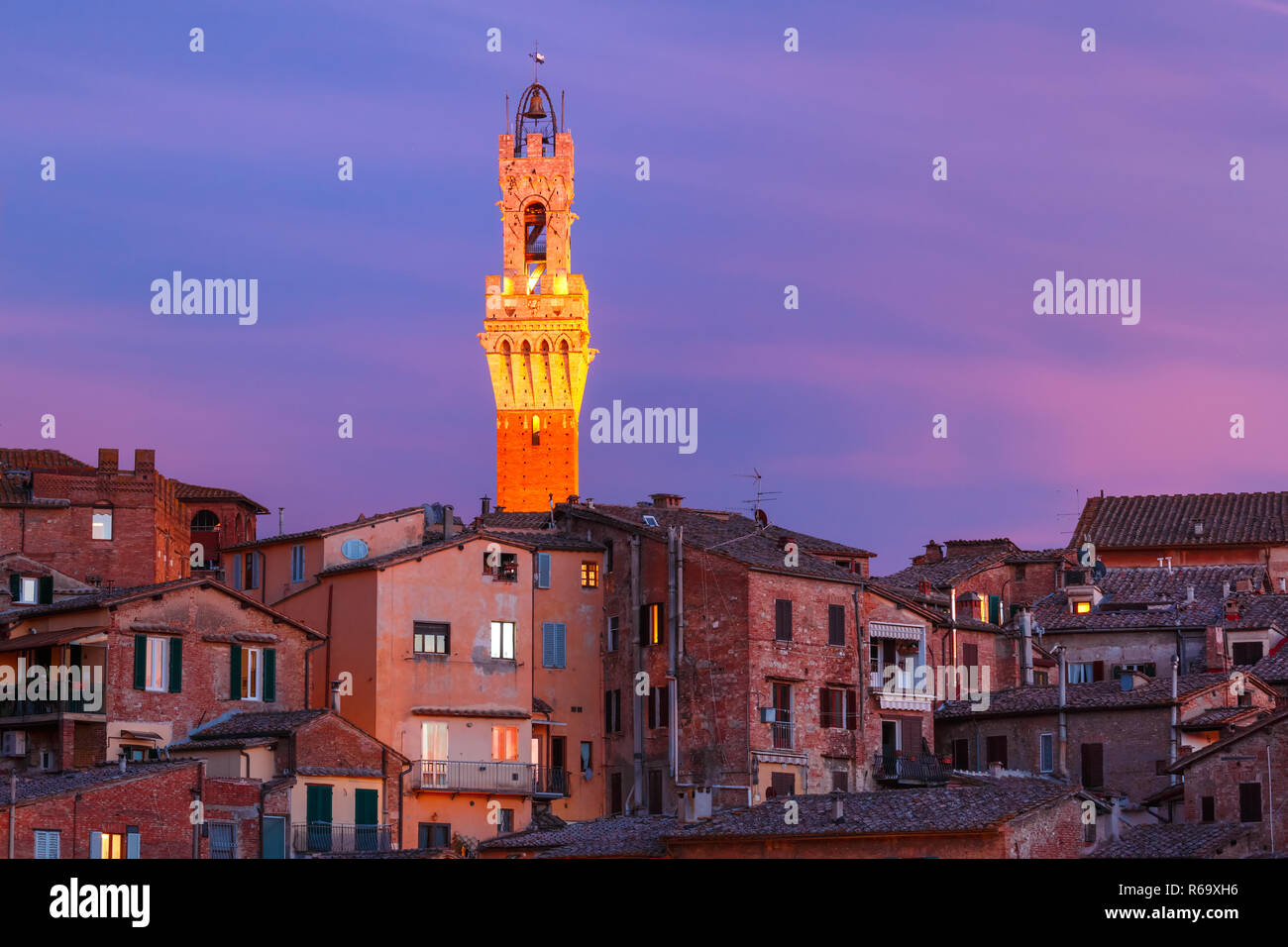 Torre del Mangia al meraviglioso tramonto a Siena, Italia Foto Stock