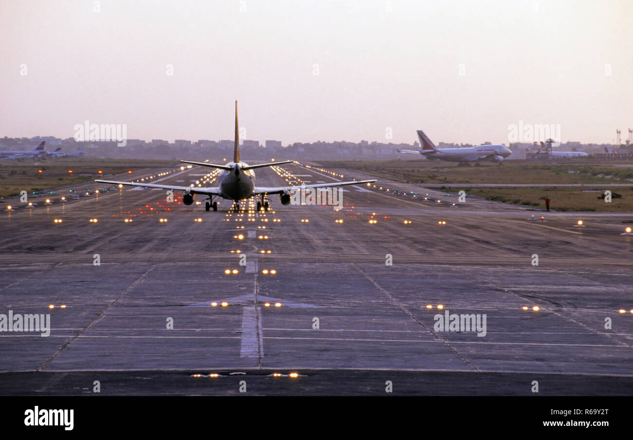 Atterraggio aereo, aeroporto di Santa Cruz, aeroporto internazionale Chhatrapati Shivaji Maharaj, Bombay, Mumbai, Maharashtra, India, Asia Foto Stock