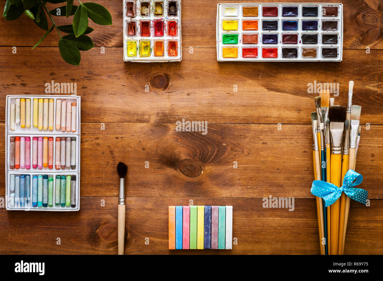 Arte creativa di lavoro gli strumenti accessori fornisce set di elementi di  concetto, pennelli, paintbox con acquerelli, pastelli su legno bruno  background artistico Foto stock - Alamy