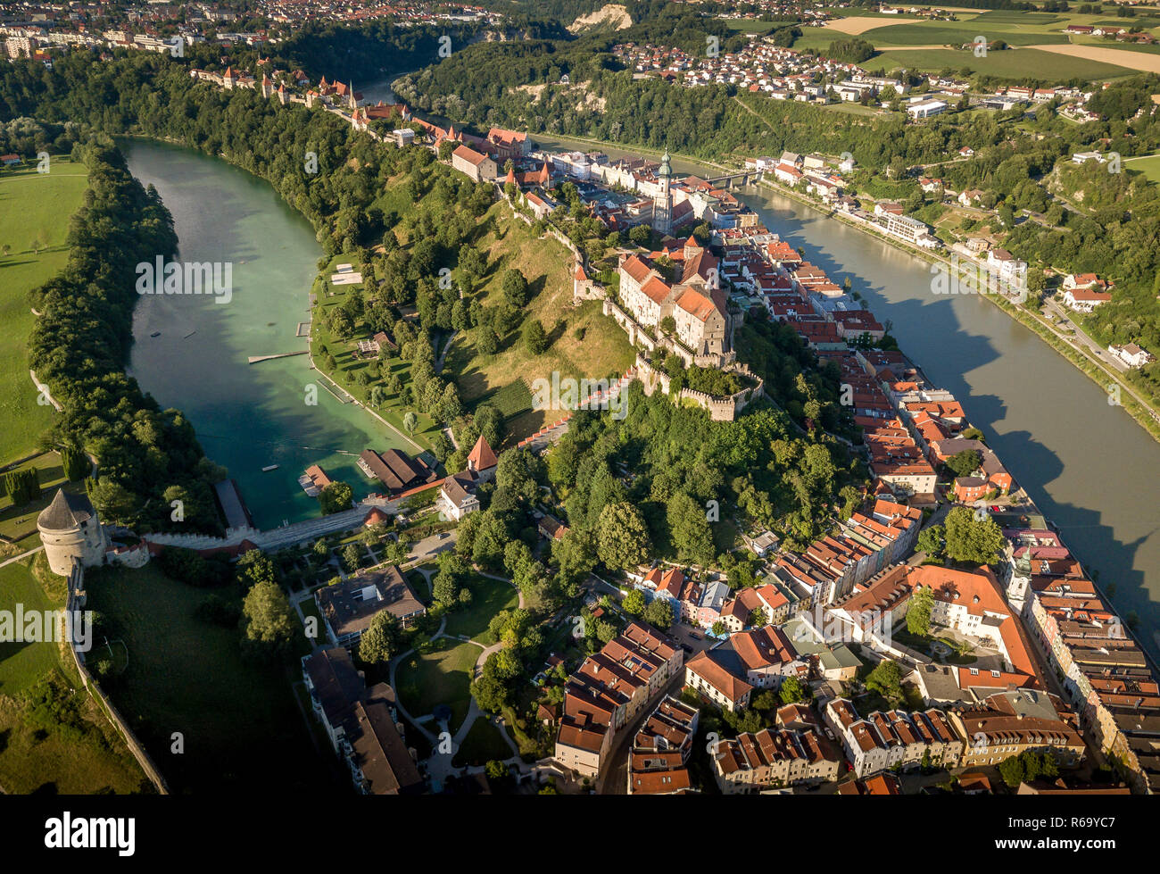 Panoramica aerea di Burghausen la più lunga del mondo castello sopra il fiume Inn sul confine Austria-Germany Foto Stock