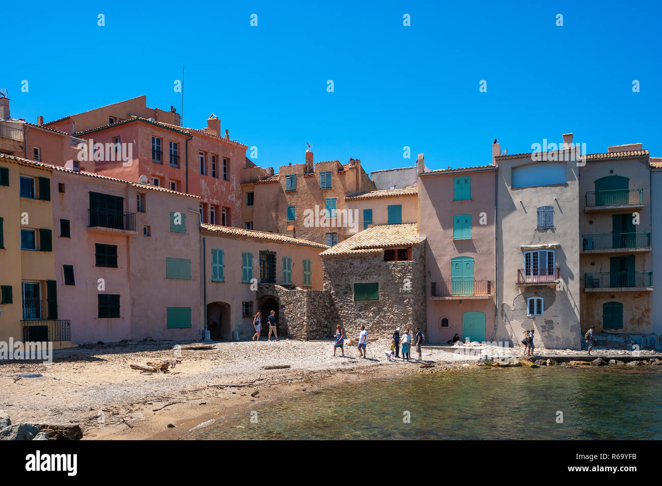 Case nel vecchio quartiere dei pescatori sulla spiaggia de la Glaye beach, Saint-Tropez, Var, Provence-Alpes-Côte d'Azur, in Francia, in Europa Foto Stock