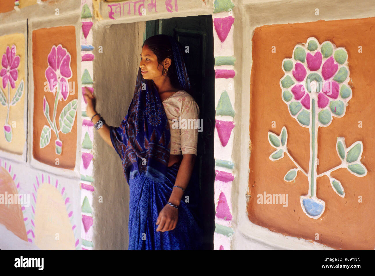 Casa rurale villaggio donna con dipinti murali, India, Asia Foto Stock