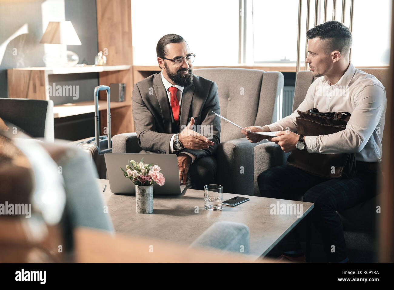 Giovane economista provenienti per il colloquio di lavoro al famoso uomo d affari Foto Stock