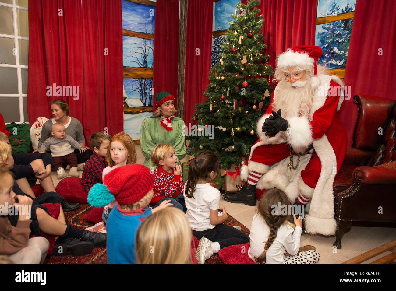 Babbo Natale al suo Natale grotta a sud-ovest di Londra, Regno Unito Foto Stock