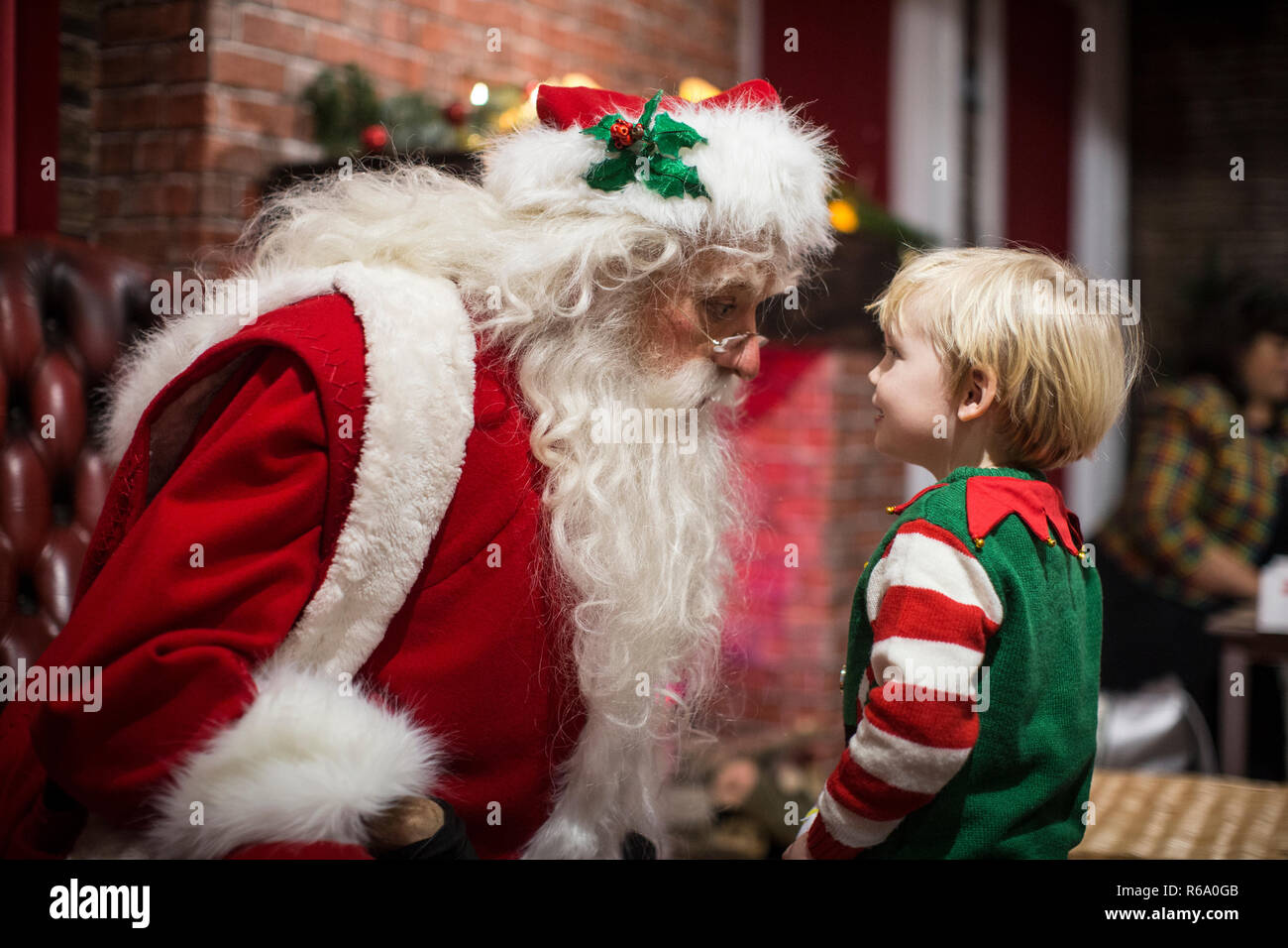 Babbo Natale al suo Natale grotta a sud-ovest di Londra, Regno Unito Foto Stock