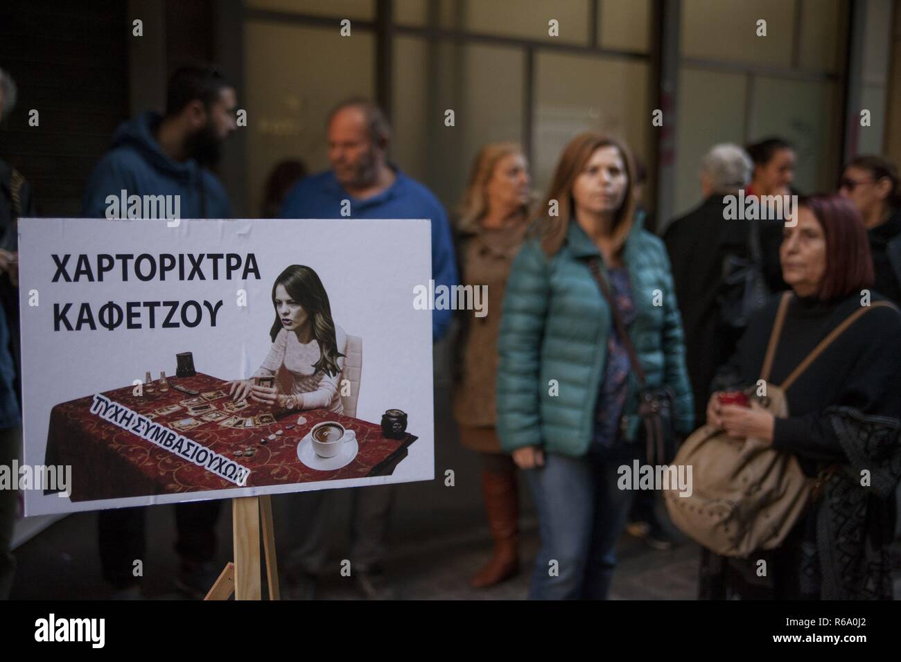 Pulitori di ospedali pubblici mentre protestavano contro eventuali licenziamenti. Scudo "Fortune Teller Effie Achtsioglou (ministro del Lavoro)". 22.11.2018 | Utilizzo di tutto il mondo Foto Stock