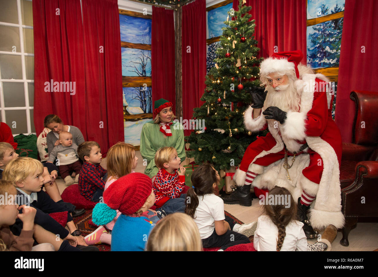 Babbo Natale al suo Natale grotta a sud-ovest di Londra, Regno Unito Foto Stock