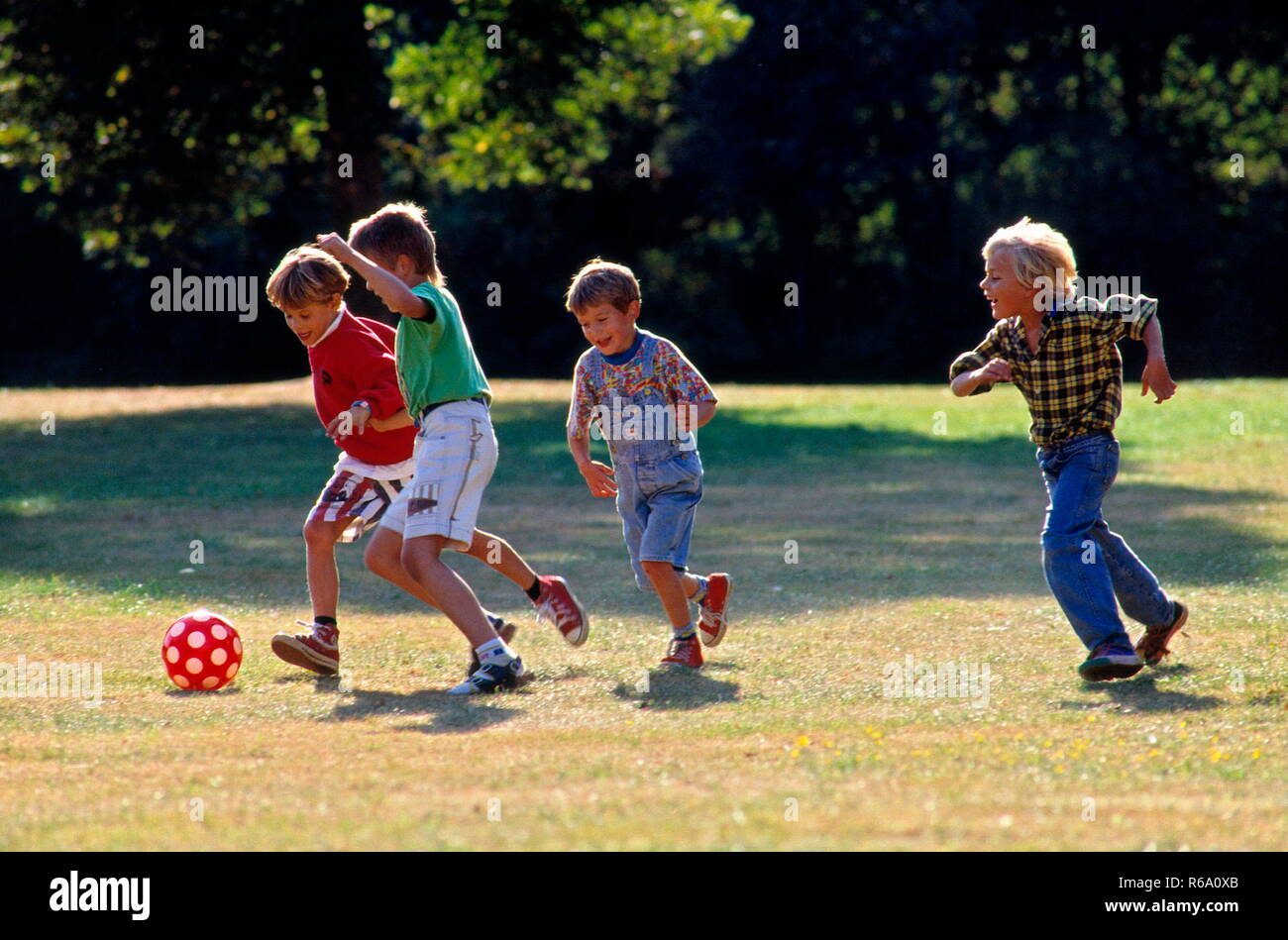 Ritratto, Parkszene, Gruppe von 4 Jungen, 6 - 10 Jahre, beim Fussballspielen Foto Stock