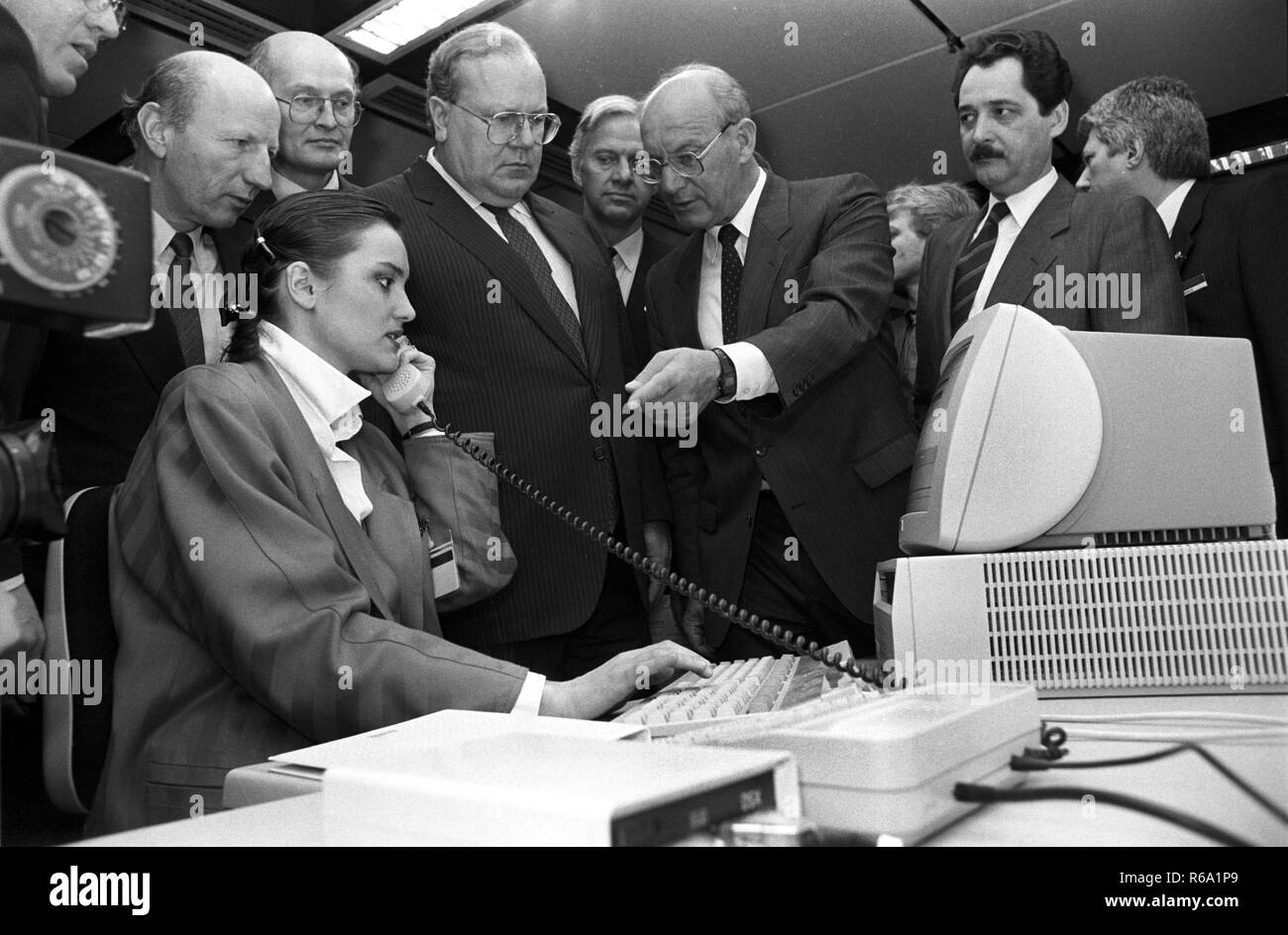 Il computer pioneer Heinz Nixdorf (centro destra) spiega i suoi prodotti il 12 marzo 1986 presso il primo Cebit di Hannover al Ministro federale dell'economia Martin Bangemann (centro sinistra). Heinz Nixdorf morì il 17 marzo 1986 presso la fiera di un attacco di cuore. | Utilizzo di tutto il mondo Foto Stock
