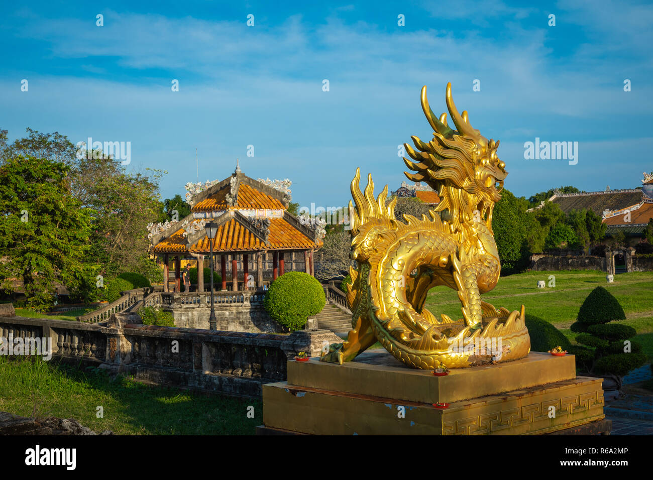 Statua del drago. Imperial Palazzo reale della dinastia Nguyen in tinta, Vietnam. Unesco - Sito Patrimonio dell'umanità. Foto Stock
